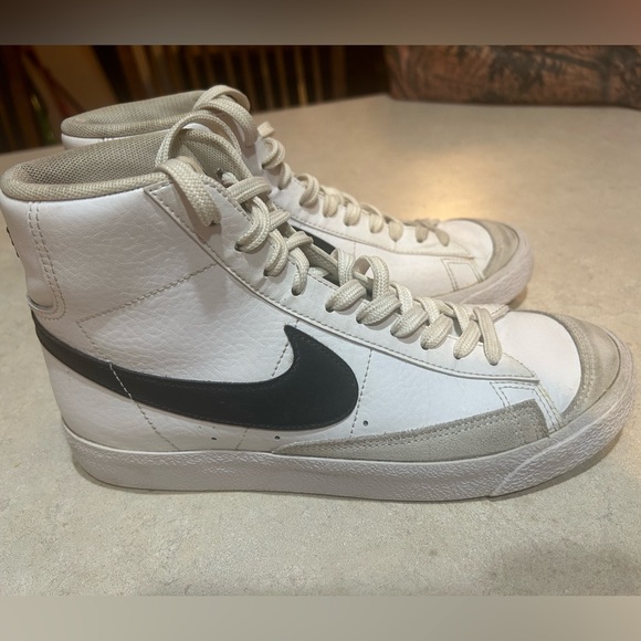 Nike Blazers size 6 Youth ( size 8 women) - Picture 2 of 4